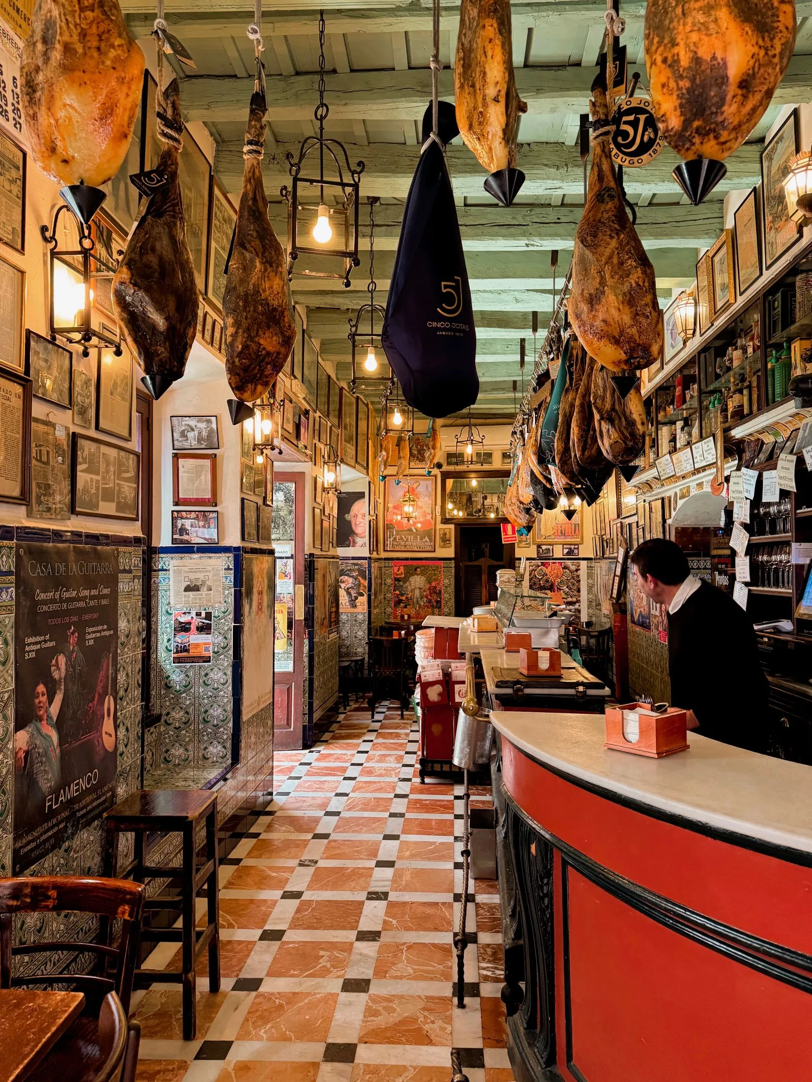 Klassieke Spaanse bodega met jamón, tegels en bar