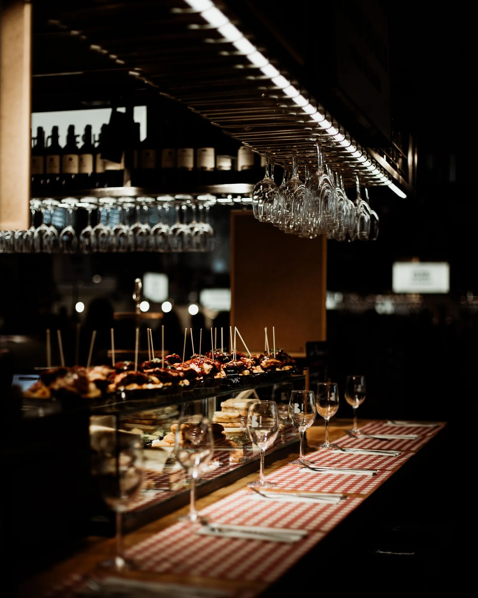 Bar met tapas, glazen en flessen tijdens het vermutritueel