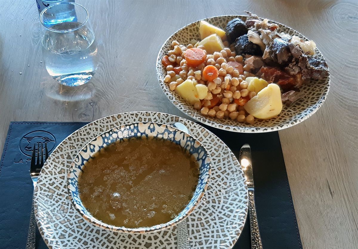 Cocido madrileño: kikkererwten, groente en vlees in een kom