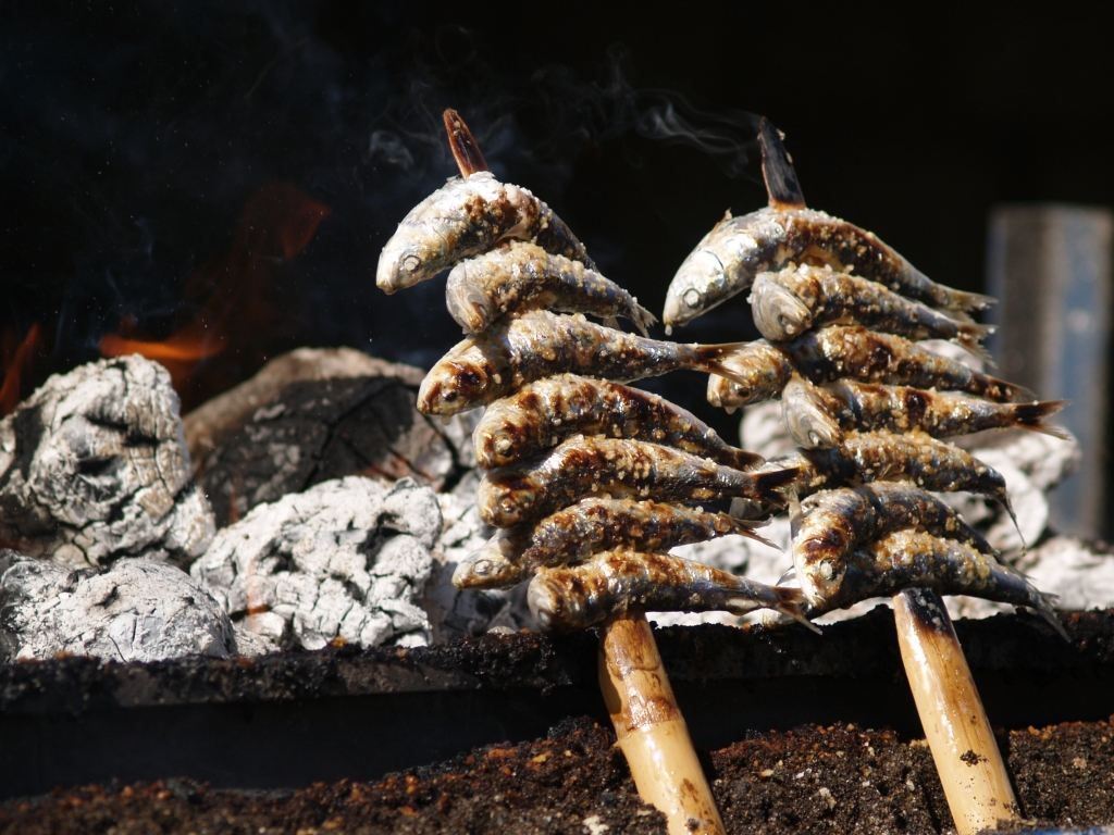 Espeto: sardines geroosterd aan spiesen boven open vuur