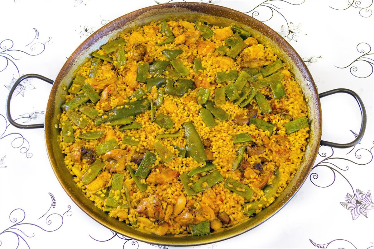 Paella Valenciana in de pan: rijst, kip, konijn, bonen en saffraan