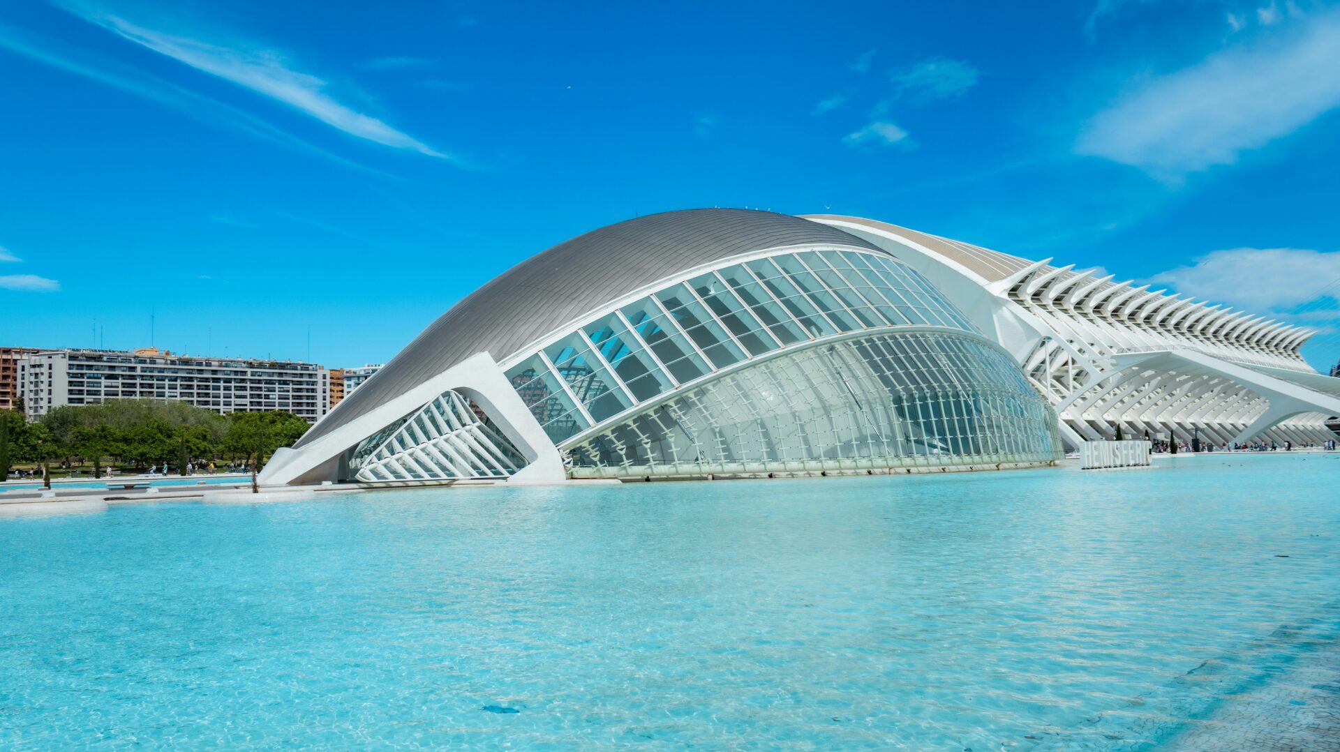 Ciudad de las Artes y las Ciencias in Valencia: Hemisfèric en helderblauw water
