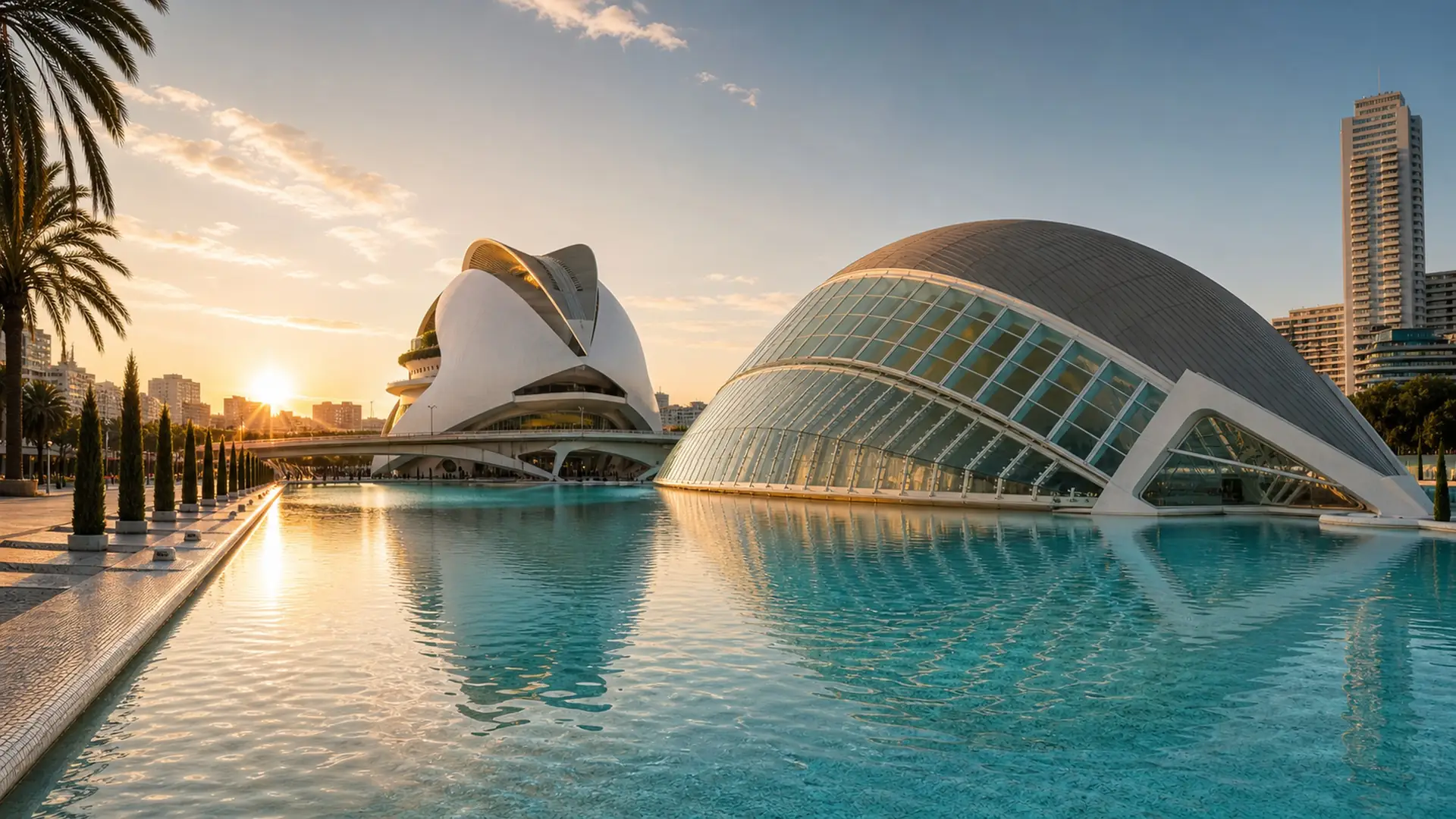 Valencia bij avondlicht, met skyline en sfeer van de stad